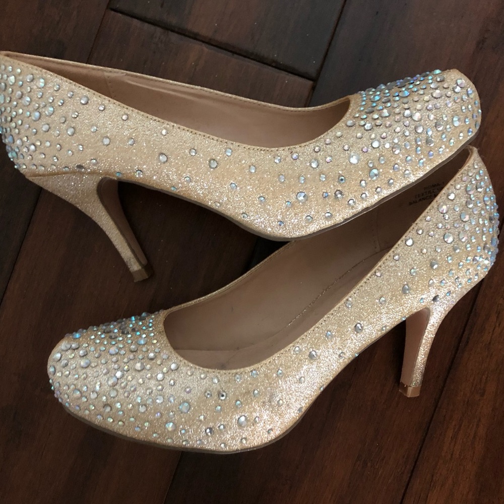 Gold, shimmery, glittery high heeled shoe